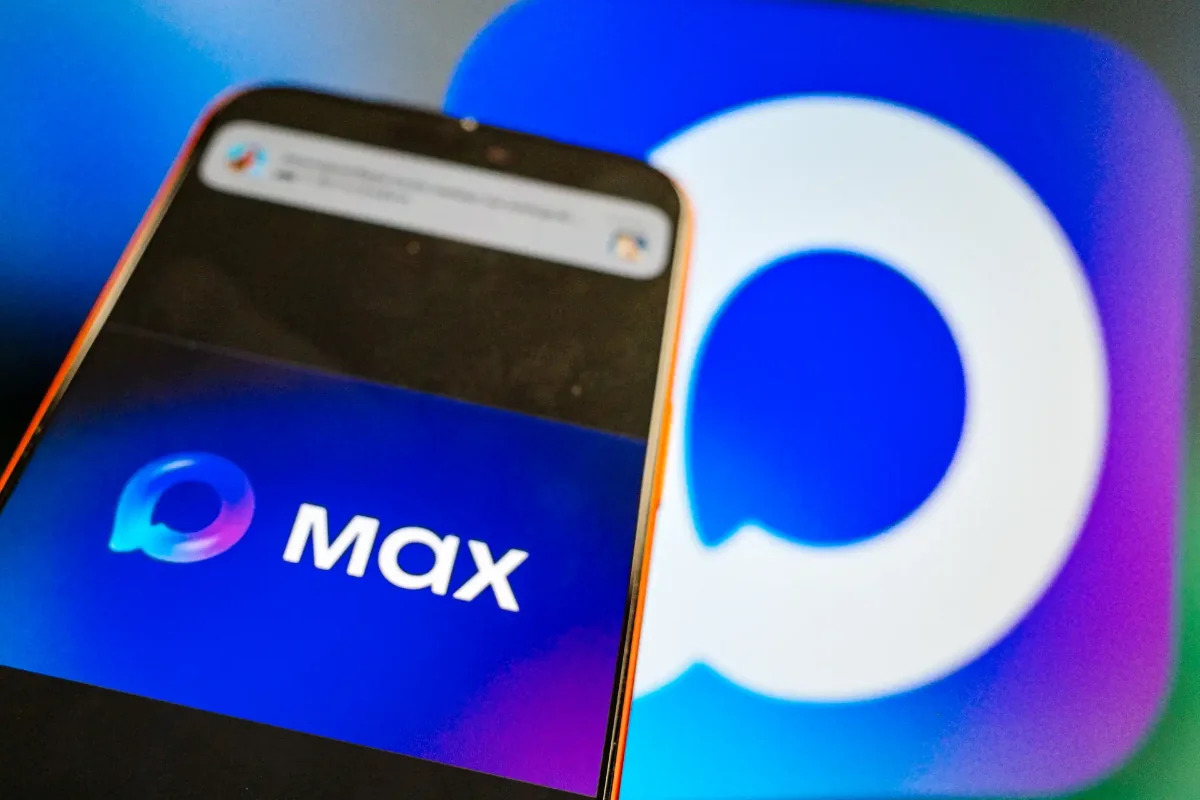 Смартфон с открытым приложением мессенджера Max